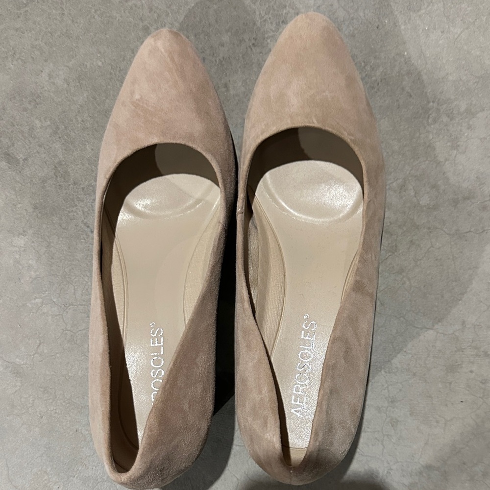 AEROSOLES Women's Beige Suede pumps